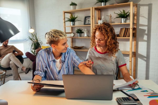 Comment gérer le risque de change lors de l'achat d'un bien immobilier en devise étrangère ?